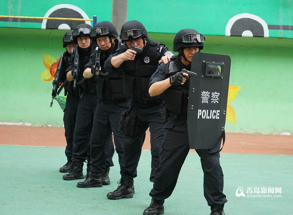 高清：青島特警走進校園 反恐演練逼真似大片(圖3)