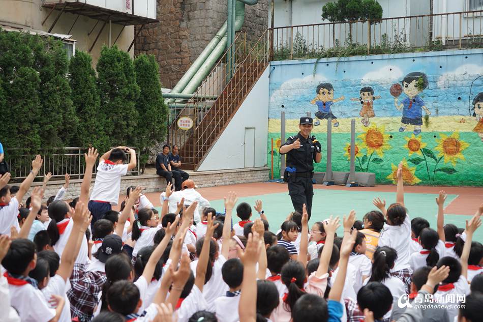 高清：青島特警走進校園 反恐演練逼真似大片(圖4)