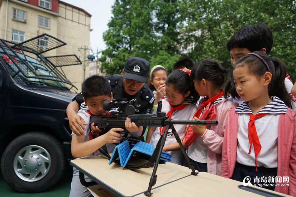 高清：青島特警走進校園 反恐演練逼真似大片(圖2)