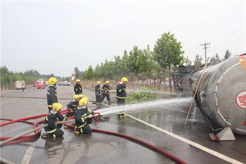 運(yùn)載30噸甲醇槽車側(cè)翻泄漏 平頂山消防冷卻稀釋6小時(shí)(圖3)